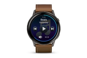 Garmin Venu 4 45 mm – sötétszürke, fekete szilikon és barna bőr