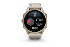 Garmin fēnix 8 43mm Sapphire titán, homokkő és szürke szíjak