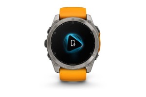 Garmin fēnix 8 51mm Sapphire — narancs/grafit szilikon szíj