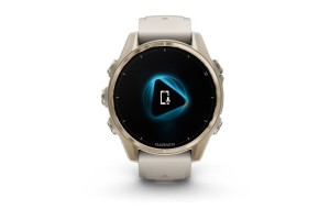 Garmin fēnix 8 43mm Sapphire – krémarany szilikon szíj