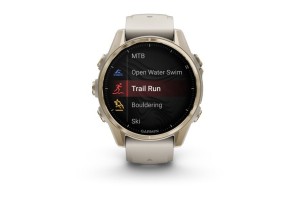 Garmin fēnix 8 43mm Sapphire – krémarany szilikon szíj