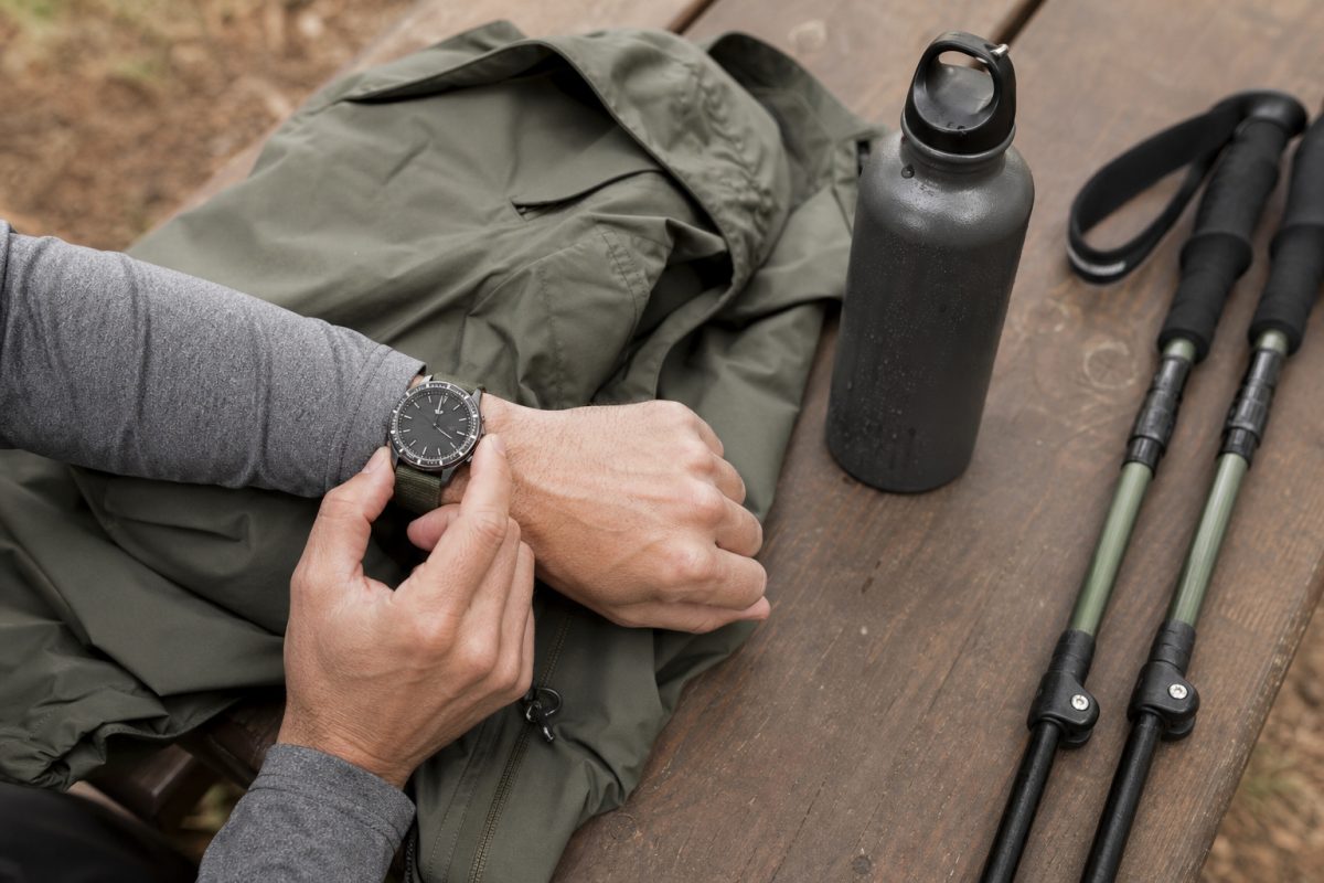 Túrafelszerelés és digitális outdoor óra indulás előtti előkészítéshez