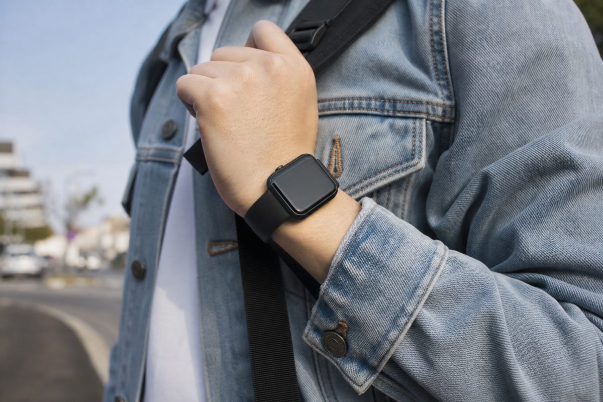 g-shock dw-5600 jellegű négyszögletes digitális óra csuklón