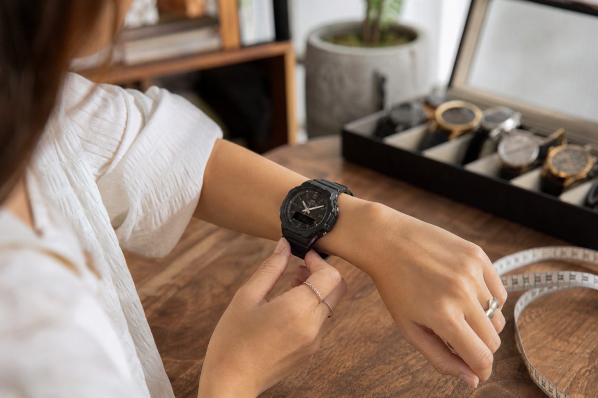 G-Shock női óra próbája vékony csuklón mérőszalag mellett