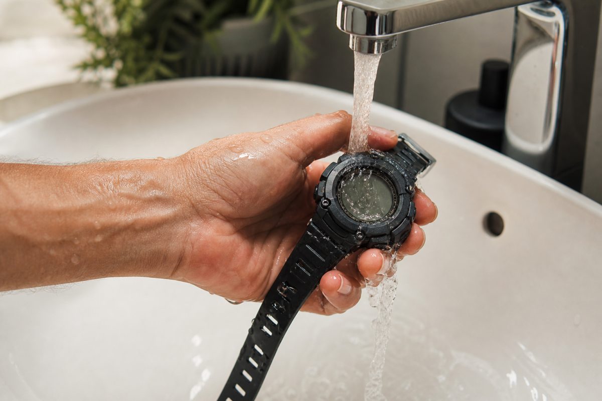 Vízálló G-Shock jellegű sportóra leöblítése csapvíz alatt