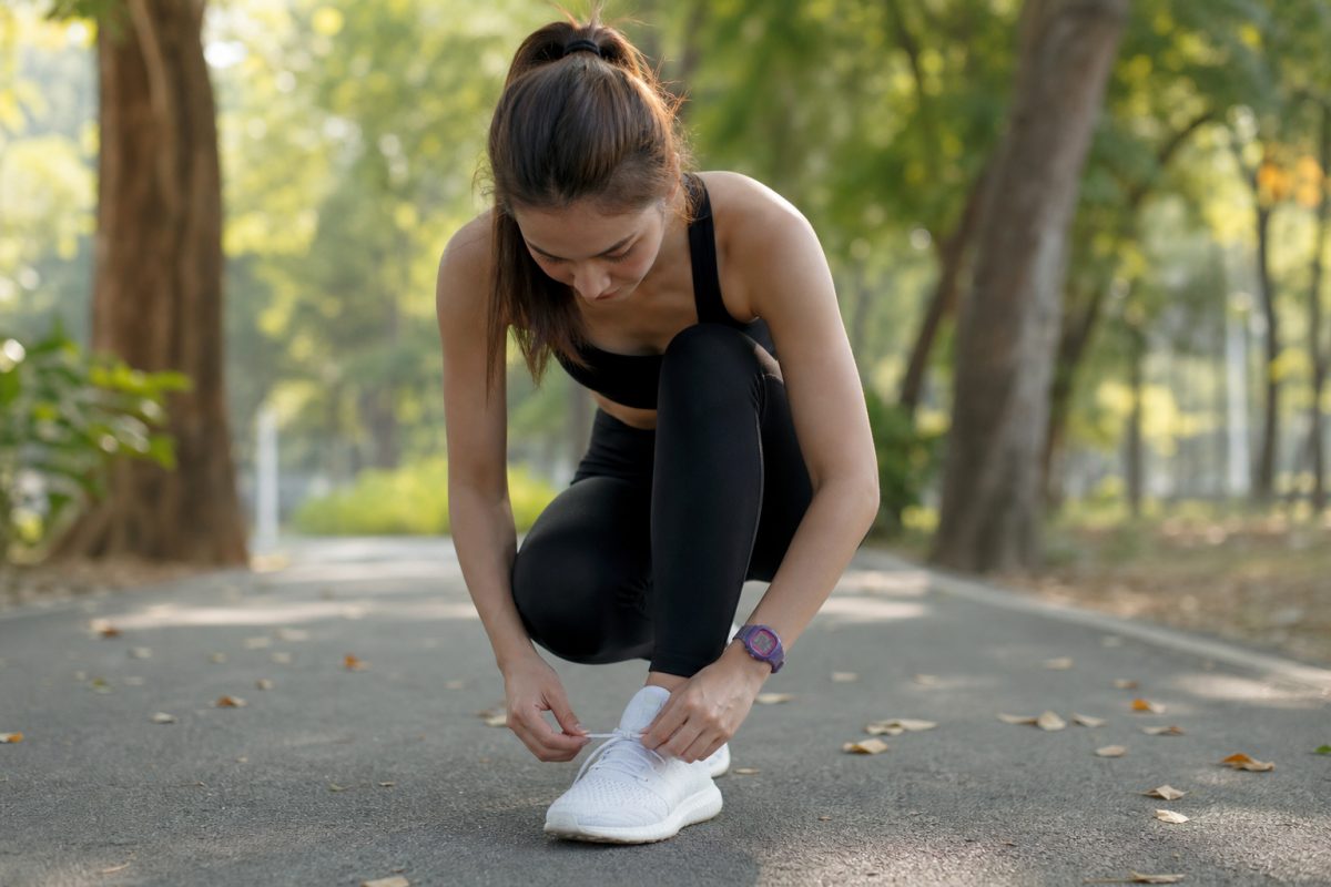 Aktív lány lila digitális karórával sportolás előtt