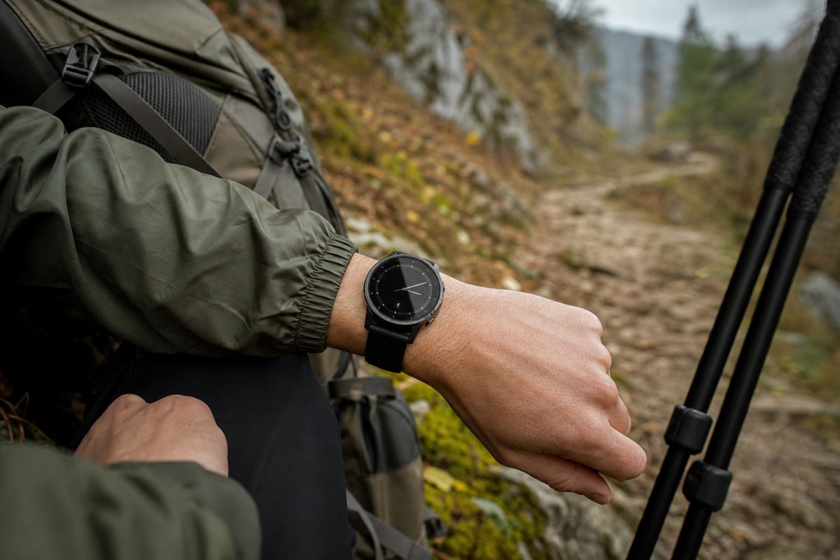 Outdoor Garmin óra túrázáshoz erdei ösvényen