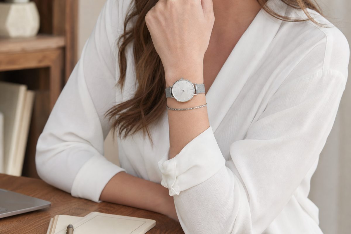 Skagen karkötő stílusú ezüst karkötő minimalista karóra mellett