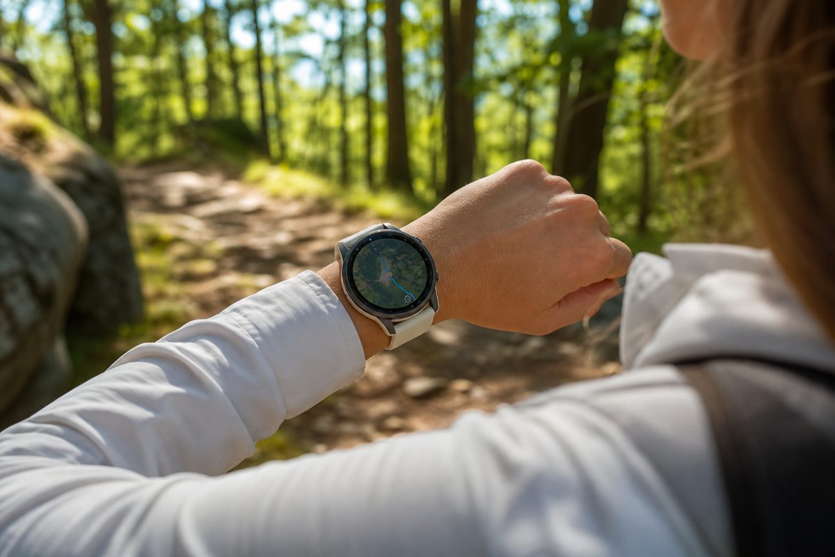 Sportos solar női karóra túrázás közben csuklón